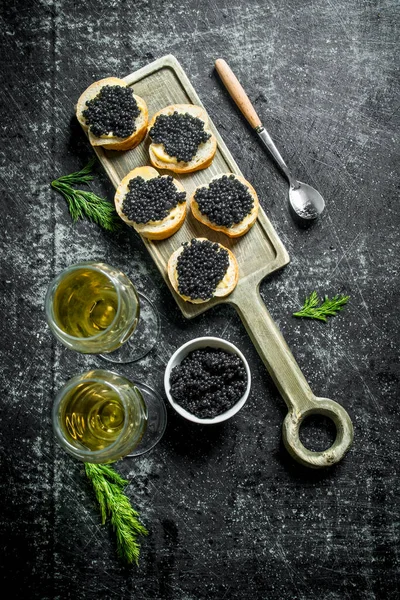 Sandwiches Con Caviar Negro Caviar Tazón Vino Blanco Sobre Fondo — Foto de Stock