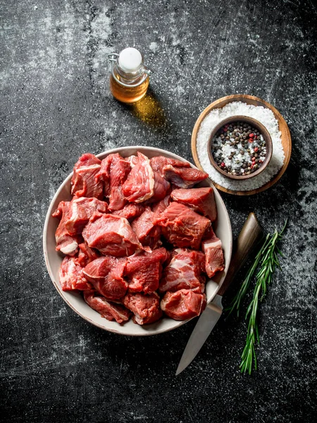 Cortar Carne Cruda Tazón Con Cuchillo Romero Aceite Condimento Sobre — Foto de Stock
