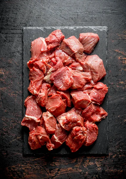 Roh Geschnittenes Rindfleisch Auf Einem Steinbrett Auf Dunklem Rustikalem Hintergrund — Stockfoto