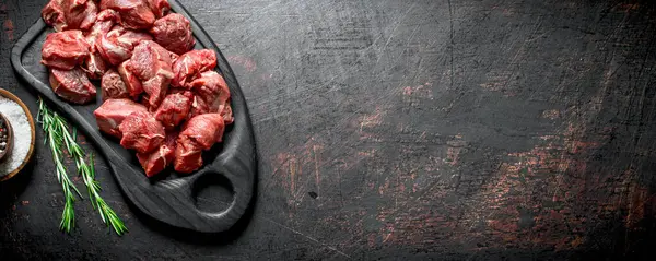 Cut Surowego Mięsa Wołowego Deski Krojenia Rozmarynem Tle Rustykalnym — Zdjęcie stockowe