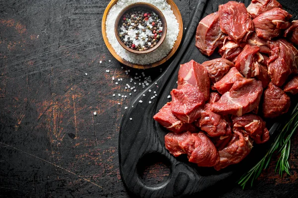 Carne Crua Fatiada Uma Tábua Corte Com Sal Pimenta Nas — Fotografia de Stock