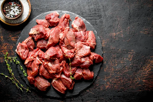 Cortar Carne Cruda Una Tabla Piedra Con Tomillo Condimentos Cuencos — Foto de Stock