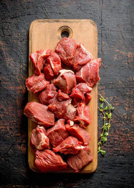 Cortar Carne Cruda Una Tabla Cortar Madera Sobre Fondo Rústico —  Fotos de Stock