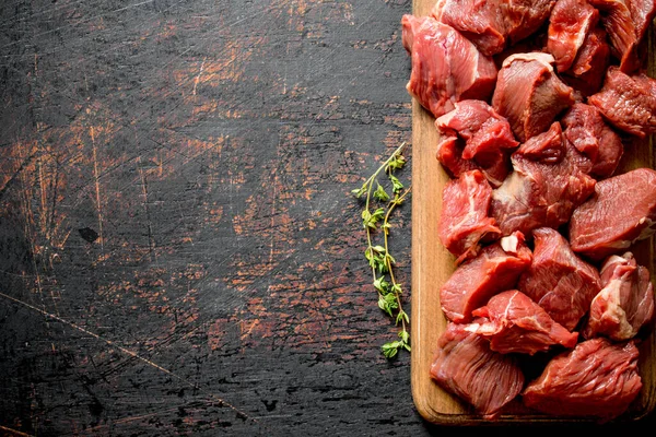 Cortar Carne Cruda Una Tabla Cortar Madera Sobre Fondo Rústico — Foto de Stock
