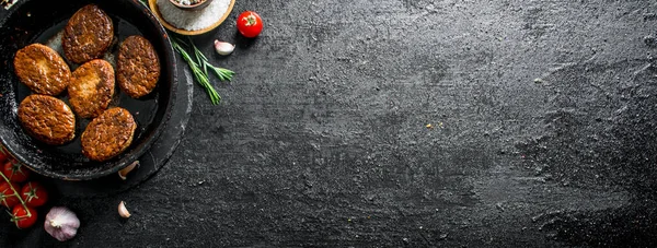Cutlets Pan Met Rozemarijn Knoflook Tomaten Zwarte Rustieke Achtergrond — Stockfoto