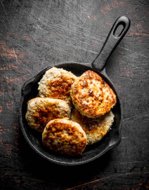 Tavada pirzola. Koyu rustik arka plan üzerinde