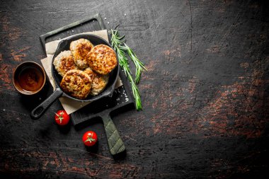 Biberiye ve domates ile kesme Tahtası üzerinde tavada Pirzola. Rustik arka planda