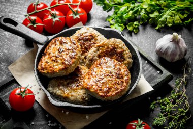 Maydanoz, domates ve sarımsak ile pirzola. Rustik arka planda