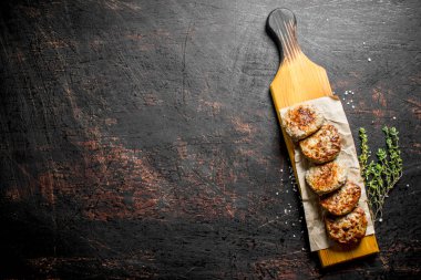 Kekik ile kağıt üzerinde pirzola. Koyu rustik arka plan üzerinde