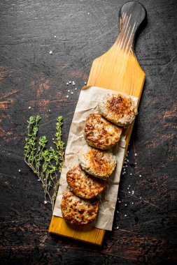 Kekik ile kağıt üzerinde pirzola. Koyu rustik arka plan üzerinde