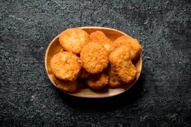 Kasede tavuk külçeleri. Siyah rustik arka plan üzerinde