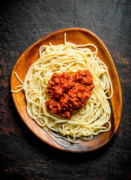 Spaghettis Aux Pâtes Avec Sauce Bolognaise Dans Bol Bois Sur — Photo