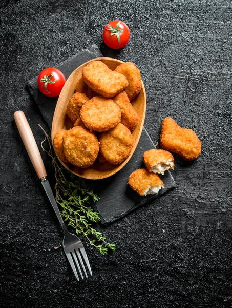 Nuggets Pollo Tazón Con Tenedor Tomillo Tomates Sobre Fondo Rústico Fotos de stock