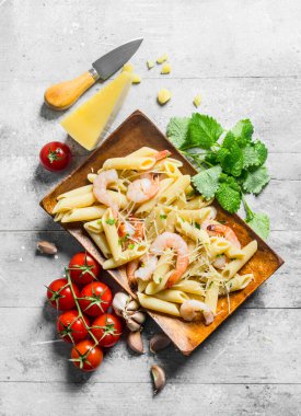 Karidesli makarna, Parmesan ve vişne. Beyaz ahşap arka plan üzerinde