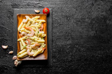 Karides ve sarımsak dilimi ile Makarna. Rustik arka planda