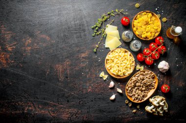 Kekik, domates ve mantar ile çiğ salça farklı türleri. Dask rustik arka planda