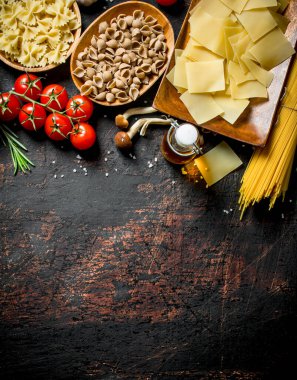 Şişede domates ve yağ ile çiğ salça farklı türleri. Rustik arka planda