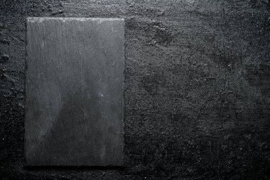 Siyah taş tahta. Siyah rustik arka plan üzerinde