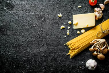 Parmesan'lı ham spagetti. Siyah rustik arka plan üzerinde