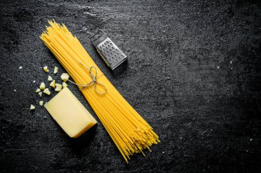Parmesan'lı ham spagetti. Siyah rustik arka plan üzerinde