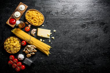 Parmesan, mantar ve domates ile çiğ hamur farklı türleri. Siyah rustik arka plan üzerinde