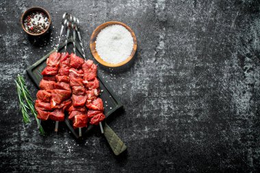 Baharat ve otlar ile çiğ kebap. Rustik arka planda