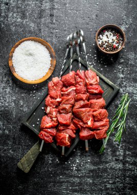 Baharat ve otlar ile çiğ kebap. Rustik arka planda