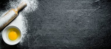 Oklavalı yumurta. Siyah rustik arka plan üzerinde