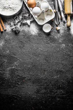 Hamur farklı pişirme formları ile un. Siyah rustik arka plan üzerinde