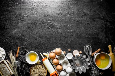 Pişirme arka plan. Ev yapımı hamur hazırlanması. Siyah rustik arka plan üzerinde