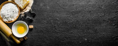 Kaselerde yumurta ile un. Siyah rustik arka plan üzerinde