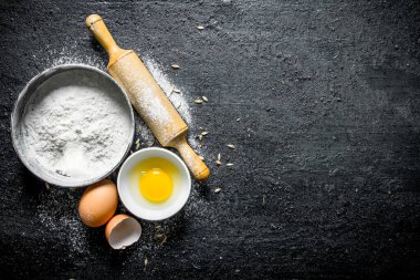 Pişirme arka plan. Un elek. Siyah rustik arka plan üzerinde