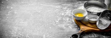 Pişirme arka plan. Yumurta ve tuz ile un. Koyu rustik arka plan üzerinde