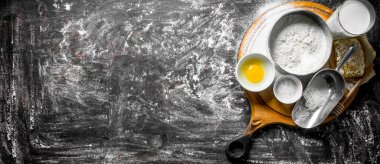 Pişirme arka plan. Kesme Tahtasıüzerinde bal, süt ve yumurta ile un. Rustik arka planda