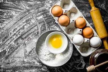 Pişirme arka plan. Bal ve yumurta ile un. Un ile rustik arka plan üzerinde