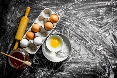 Pişirme arka plan. Bal ve yumurta ile un. Un ile rustik arka plan üzerinde