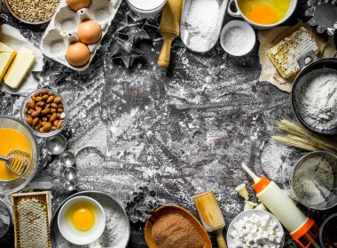 Pişirme arka plan. Ev yapımı kurabiye pişirmek için çeşitli malzemeler. Un ile rustik arka plan üzerinde