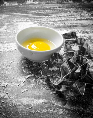 Kurabiye formları ile Yumurta. Rustik arka planda