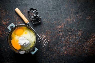 Pişirme arka plan. Taze hamur hazırlanması. Koyu rustik arka plan üzerinde