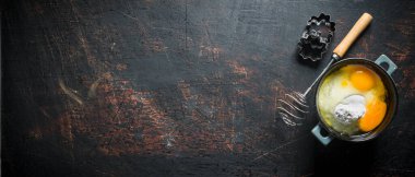 Pişirme arka plan. Taze hamur hazırlanması. Koyu rustik arka plan üzerinde