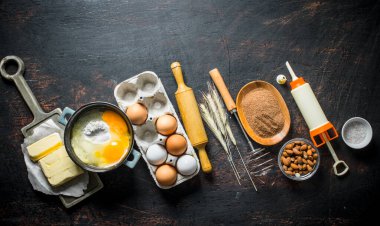 Pişirme arka plan. Hamur hazırlama için malzemeler. Koyu rustik arka plan üzerinde