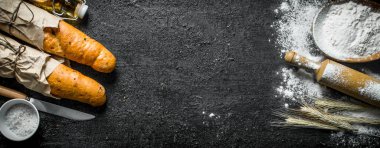 Un ve oklava ile kokulu baget. Siyah rustik arka plan üzerinde