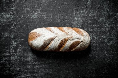 Taze çavdar ekmeği. Koyu rustik arka plan üzerinde