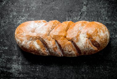 Taze çavdar ekmeği. Koyu rustik arka plan üzerinde