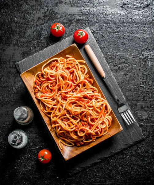 Spaghettis Sauce Bolognaise Sur Une Assiette Épices Tomates Sur Fond — Photo