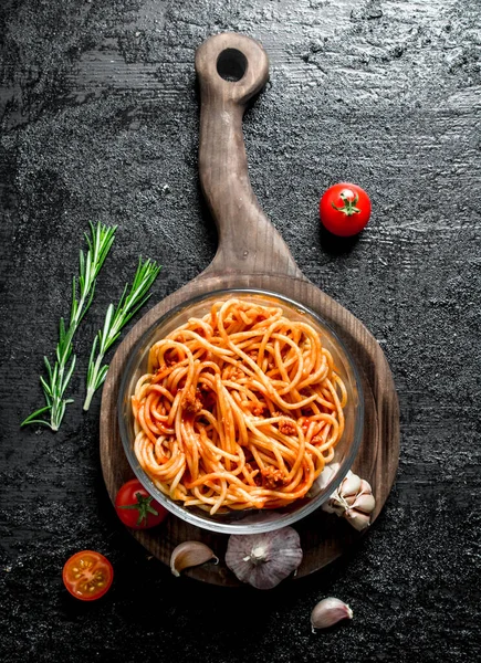 Spaghetti Dans Bol Sur Une Planche Découper Avec Ail Romarin — Photo