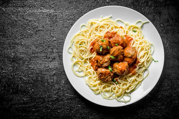 Spaghetti Dengan Bola Daging Piring Pada Latar Belakang Hitam Pedesaan — Stok Foto