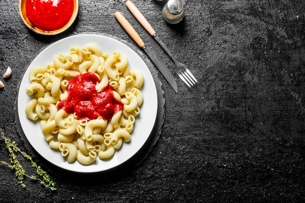 Pasta Och Tomatsås Skål Med Timjan Vitlök Och Kryddor Svart — Stockfoto