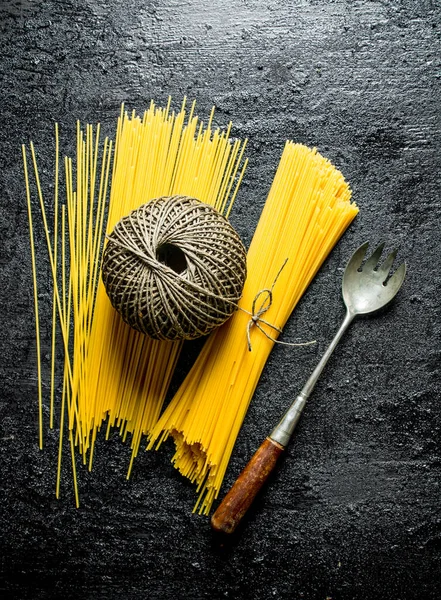 Dry Spaghetti Twine Ladle Black Rustic Background — Stock Photo, Image