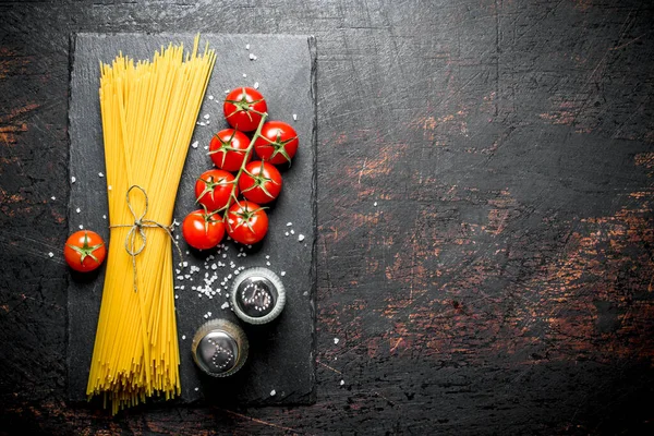 トマトとスパイスの生スパゲッティ 素朴な背景について — ストック写真